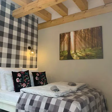 Zlote Modrzewie * דוז'ניקי ז'דרוז'